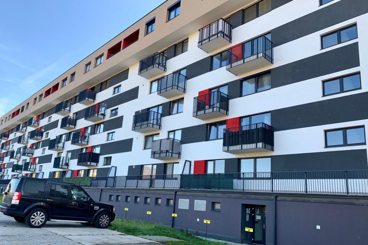 Bl - The Executive Suite, Boru - 24Hr Self Check-In, Free Private Parking, Balcony With Mountain View, 5 Minute Walk To City Center Besztercebánya Kültér fotó